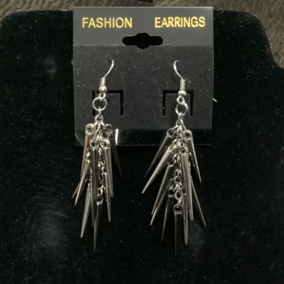 New Fancy Dangling Fashion Earrings - Picture 5 of 6